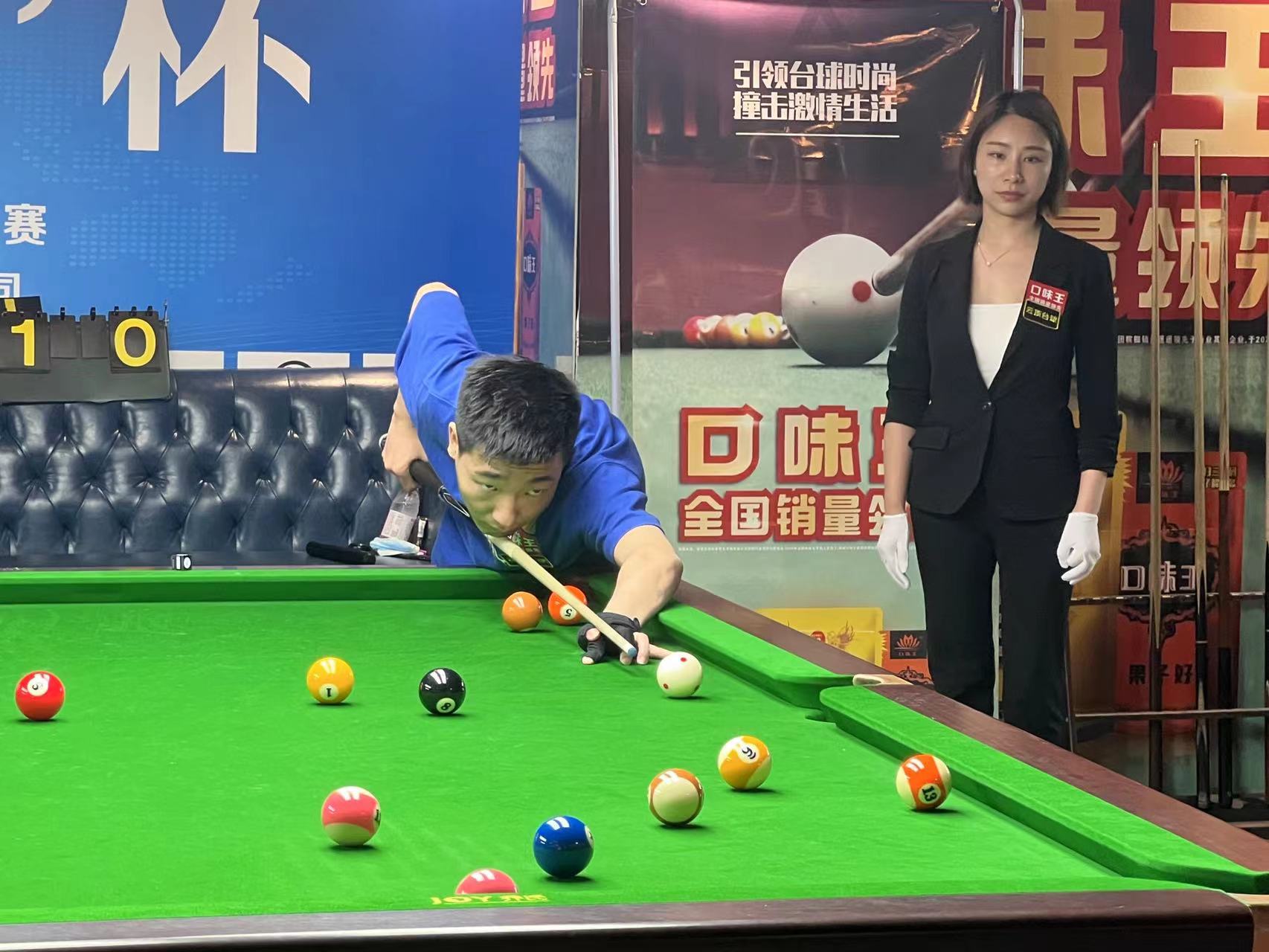 足球场上 足球场上